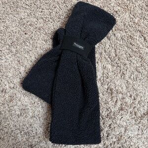 Koolaburra by UGG Pull Through Scarf in Black